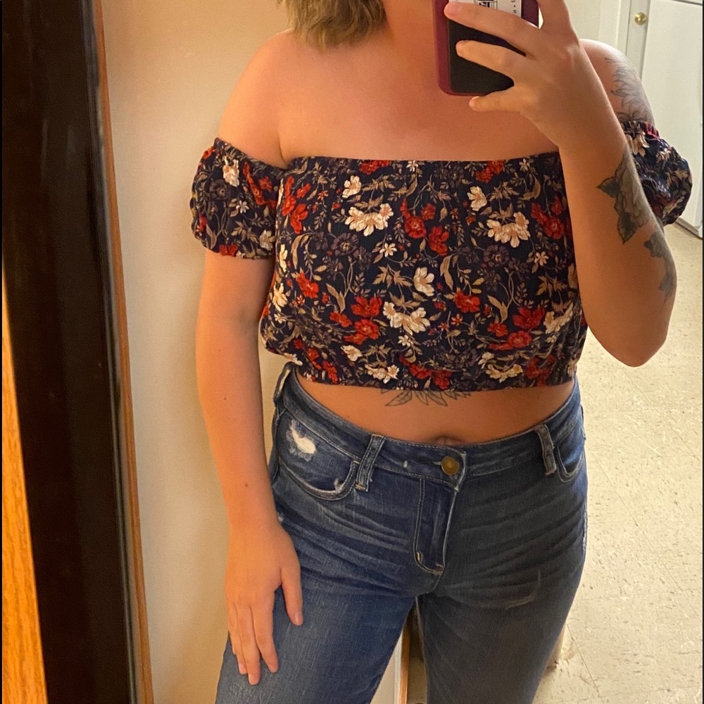 Women’s American Eagle off the shoulder crop top